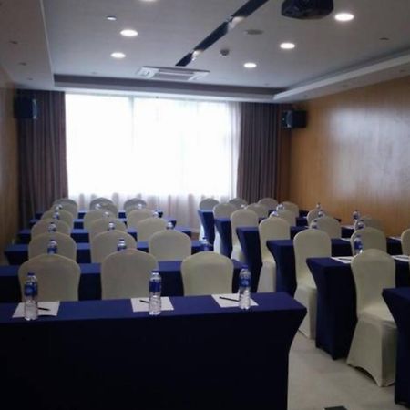 Holiday Inn Express Shanghai Nanhuizui Exterior foto